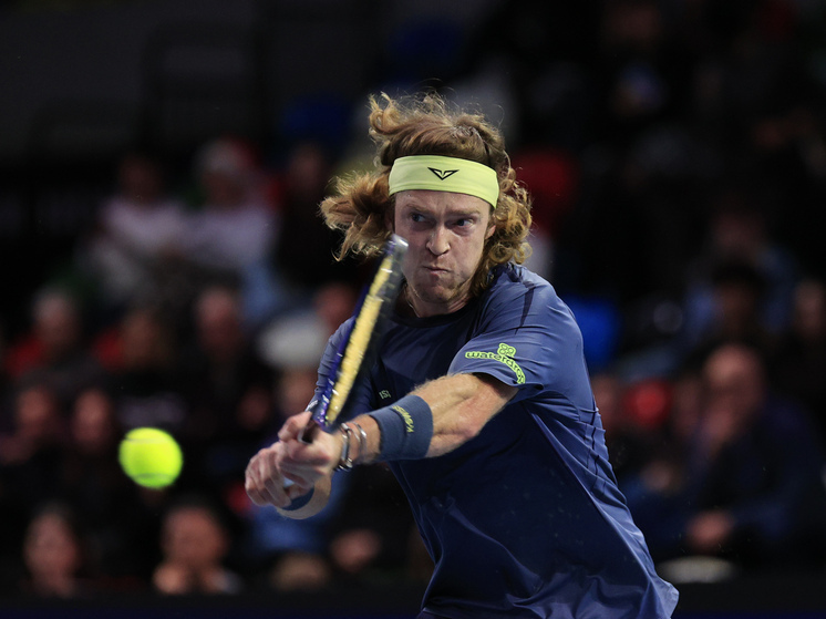 Предновогодняя неделя 2025 года оказалась богатой на события в мире тенниса. Вот, например, в китайском Шэньчжэне с 26 по 28 декабря прошёл выставочный турнир World Tennis Continental Cup — соревнование, объединившее звёзд мирового и европейского тенниса в формате командного противостояния. И ключевую роль в победе сборной мира сыграл россиянин Андрей Рублёв, вторая ракетка России.