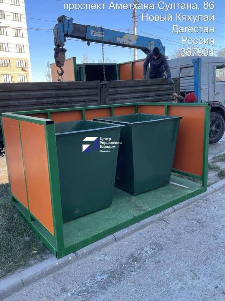 В Махачкале продолжается замена старых контейнеров для мусора на новые