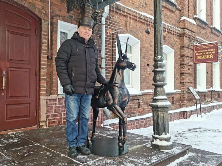 Туристический магнит: в Белой Холунице мастер создал Конька-Горбунка