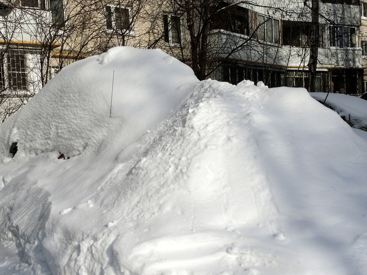 На Камчатке на видео сняли медика, ползущего по сугробам в детскую больницу