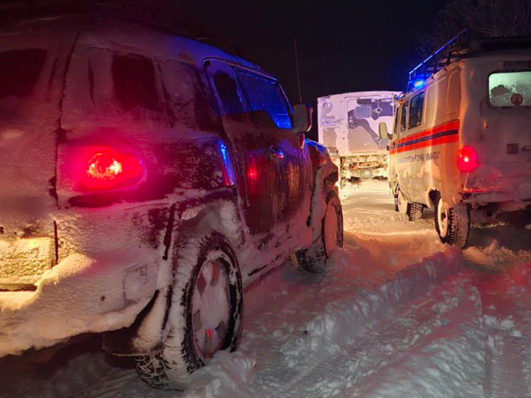 Спасатели эвакуировали застрявший в снегу автомобиль на Караби-яйле в Крыму