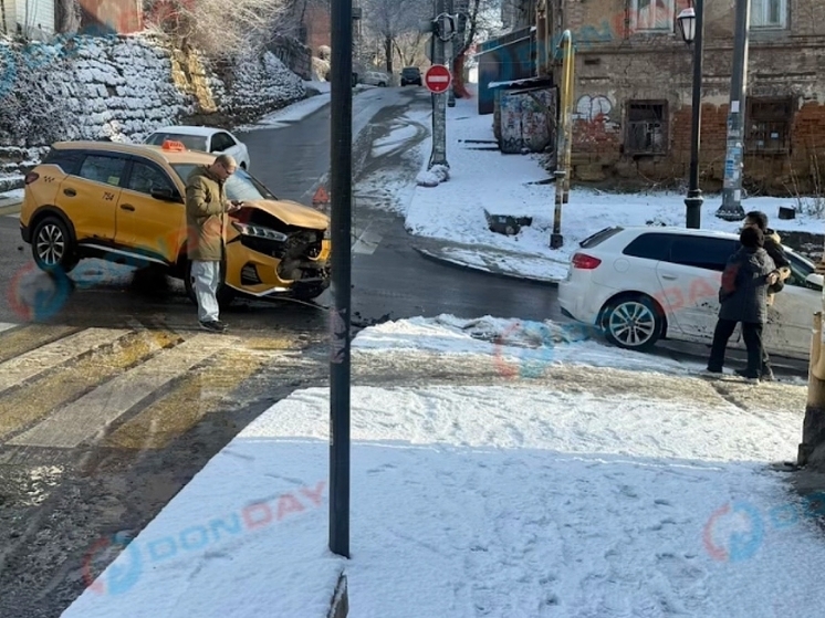 В Ростове на Семашко столкнулись такис с легковушкой