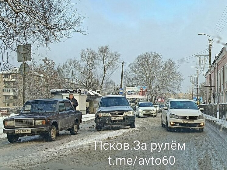 ДТП на Труда, 27: "Хонда" и "Жигули" создали пробку, движение затруднено