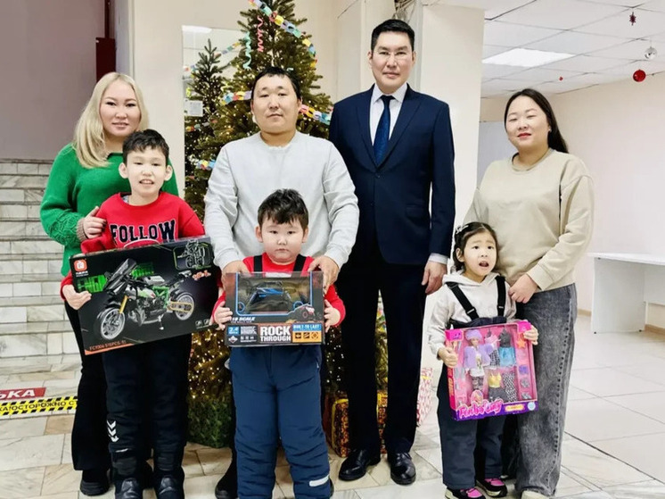 Благотворительность на пороге Нового Года: Министр экономики Якутии поддержал акцию «Ёлка желаний»