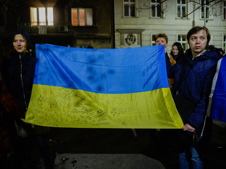 Валерия Холкина, прожившая в Польше более десяти лет, прогуливалась с мужем и четырехлетней дочерью, когда незнакомый мужчина, подслушав их украинскую речь, бросил резкую фразу: «Пусть твоя дочь говорит по-польски». Словесный укол, как пишет британская The Guardian (статью перевели ИноСМИ), переросло в физическое насилие.