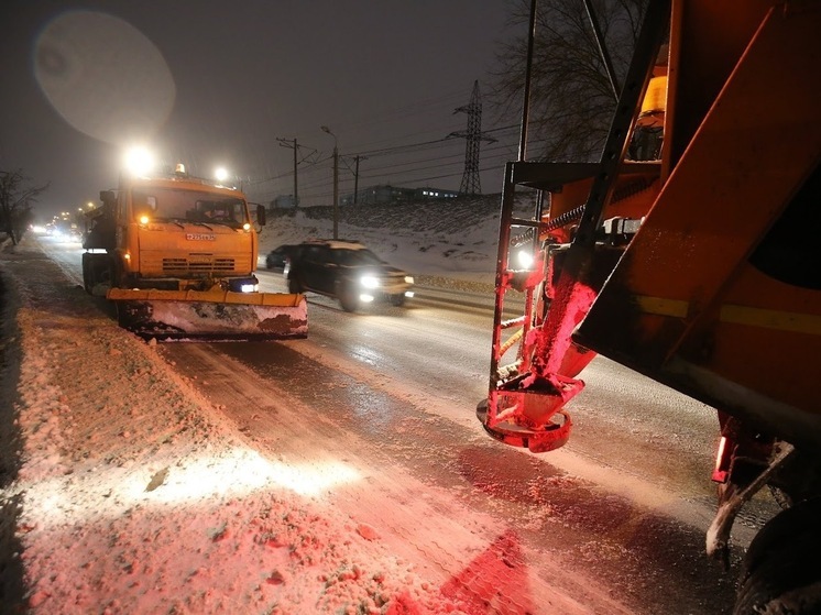 В Волгограде минувшей ночью дороги чистили свыше 100 единиц спецтехники