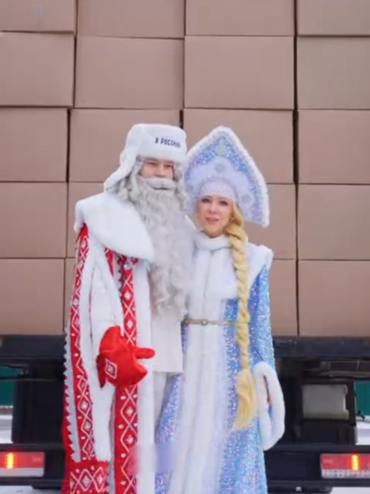 Дед Мороз SHAMAN и Снегурочка Мизулина навестили детей в больнице