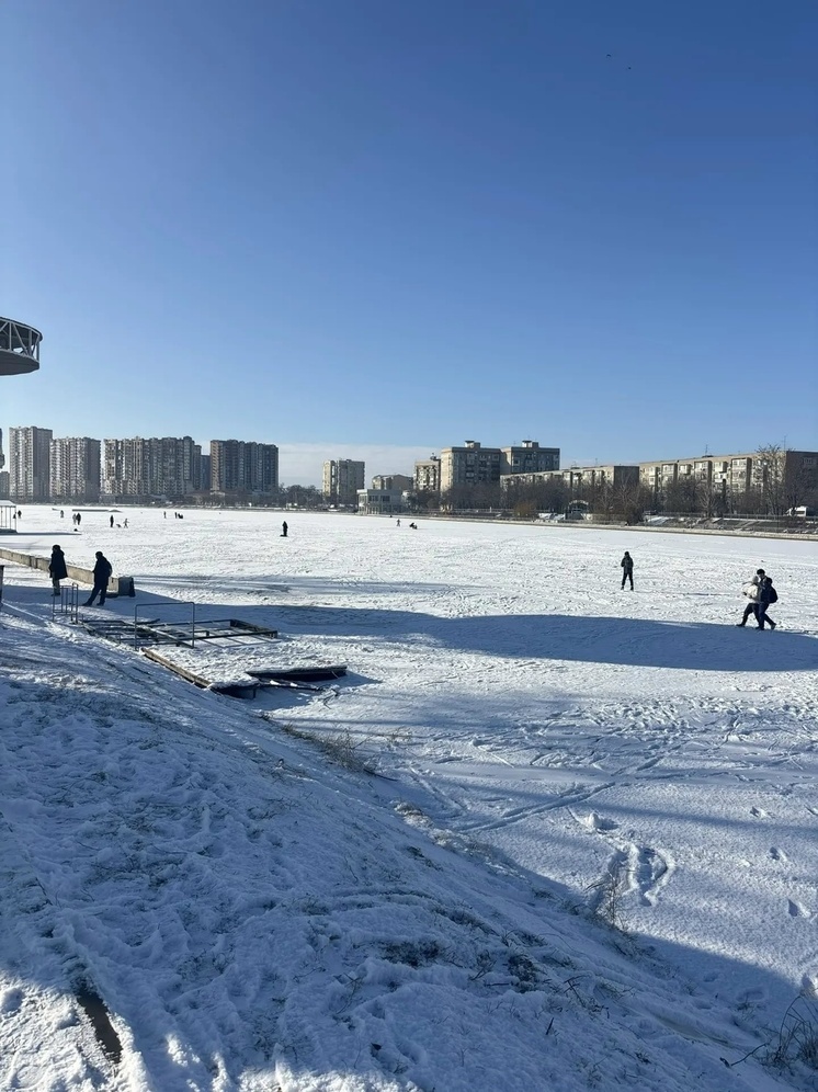 Спасатели вывели людей с тонкого льда в центре Астрахани