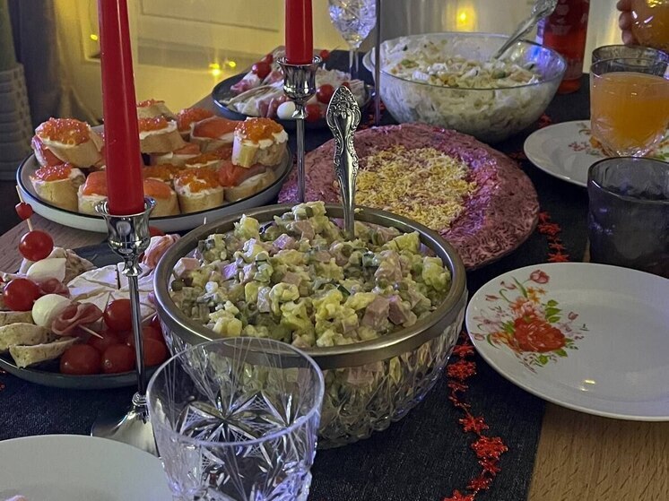 Специалисты Управления Роспотребнадзора по Калининградской области дали рекомендации для тех, кто готовится к праздничному застолью. Они объяснили, как сделать встречу Нового года не только вкусной, но и безопасной для здоровья.