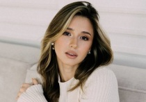 Вернувшаяся в большой спорт 19-летняя Камила Валиева поделилась результатами новой фотосессии. Популярная спортсменка сменила два эффектных наряда.