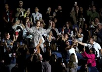 На предновогодней неделе теннис преподнёс очередной сенсационный сюжет. В Дубае состоялась «Битва полов» между действующей первой ракеткой мира, четырёхкратной победительницей турниров «Большого шлема» Ариной Соболенко и бывшей 13-й ракеткой мира, австралийцем Ником Кириосом, чей текущий статус — 671-я позиция в мировом рейтинге. За последние три года Кириос одержал всего одну победу в официальных матчах АТР. Тем не менее именно он выиграл этот нестандартный поединок со счётом 6:3, 6:3.