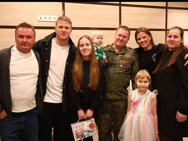 Семью участника СВО на Вологодчине поздравили главные герои сериала «Ландыши»