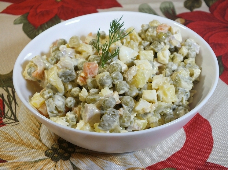 Сомелье Зотов посоветовал выбирать к оливье брют