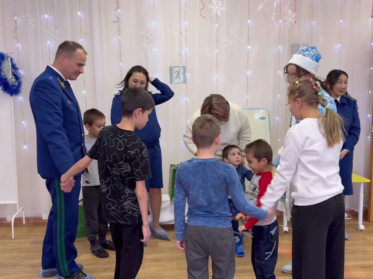 В Калмыкии прокуратура поздравила воспитанников центра содействия семейному воспитанию