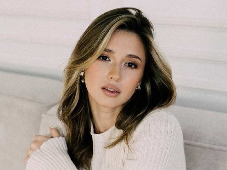 Вернувшаяся в большой спорт 19-летняя Камила Валиева поделилась результатами новой фотосессии. Популярная спортсменка сменила два эффектных наряда.