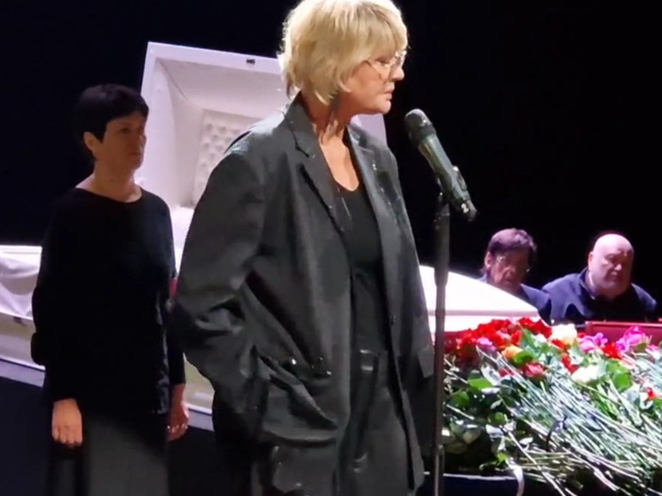 Юлия Меньшова на гражданской панихиде по ее матери поблагодарила руководство Театра Пушкина