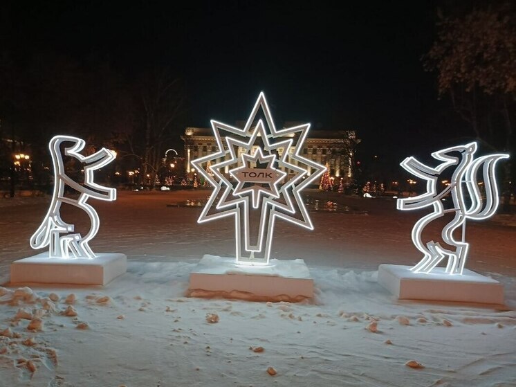 Тюменские символы обрели сказочный облик: на Центральной площади появились светящиеся бобр и лиса