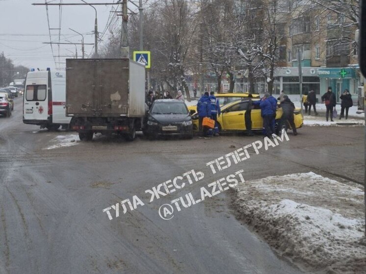 В Туле ДТП четырех авто на проспекте Ленина остановило движение трамваев