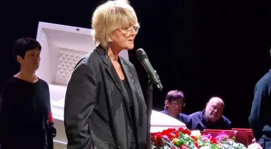 Юлия Меньшова поблагодарила театр за возможность актерам играть до последнего