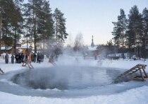 «В некоторых местах существует обычай в этот день купаться в реках