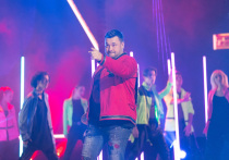 Перед зимними праздниками появилось рекордное за последнюю пятилетку количество праздничных хороводных и просто плясовых поп-песен про Новый год