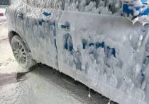 Зимой важнее качество мытья машины, нежели частота. Директор департамента по работе с партнерами СТО «UREMONT» Александр Петров рассказал «МК в Мурманске», что необходимо мыть авто раз в неделю. Лучше всего для этого подойдут теплые боксы или подземные паркинги, где получится использовать теплую воду для удаления грязи и соли.