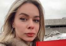 Выступавшая в одиночном катании 27-летняя российская фигуристка Анна Погорилая снялась в новогодней фотосессии. Спортсменка выбрала образ, который очень ей идет.