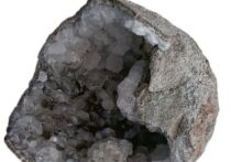 Палеонтологи в Китае обнаружили яйцо динозавра возрастом 70 миллионов лет, но вместо останков эмбриона внутри их ждал сверкающий сюрприз — полость, выстланная кристаллами кальцита, превратившая окаменелость в естественную жеоду