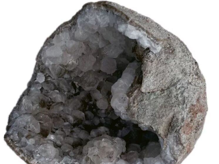 Палеонтологи в Китае обнаружили яйцо динозавра возрастом 70 миллионов лет, но вместо останков эмбриона внутри их ждал сверкающий сюрприз — полость, выстланная кристаллами кальцита, превратившая окаменелость в естественную жеоду