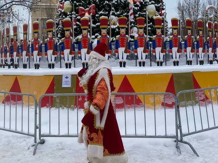 На улицах Саяногорска заметили Деда Мороза с двумя Снегурочками