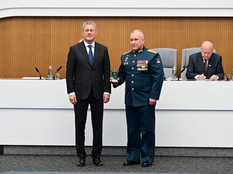 Радий Хабиров вручил орден генерала Шаймуратова Виктору Кухальскому