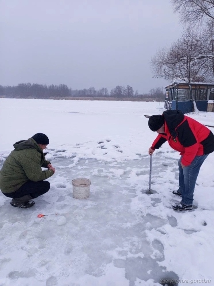 В Пензе проверили толщину льда у старого русла реки Суры