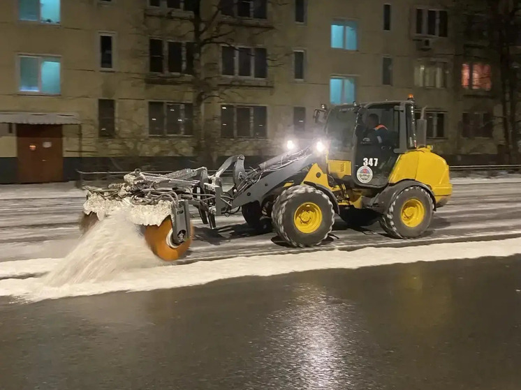 Коммунальщики в Петербурге активно расчищают дороги и тротуары после снегопада