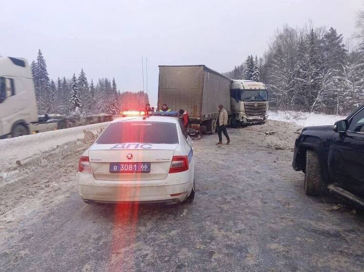 В Свердловской области из-за ДТП с фурой перекрыто движение по трассе