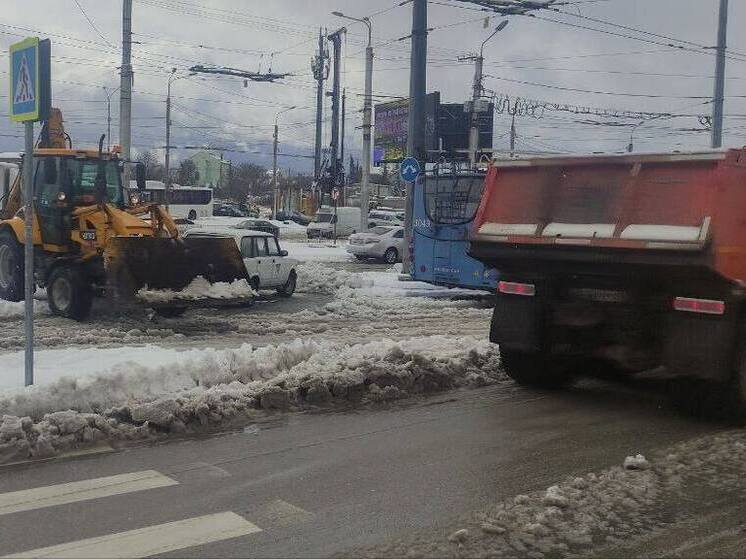 В Севастополе коммунальные службы работают в усиленном режиме из-за снега