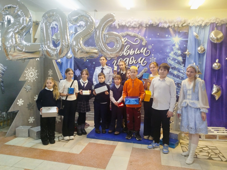 В рамках акции «Полицейский Дед Мороз» поздравили детей из неблагополучных семей в Заречном