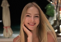 34-летняя российская прыгунья в длину Дарья Клишина поделилась фотографиями с французского горнолыжного курорта Валь-д’Изер. Спортсменка катается на лыжах в стильном белом костюме.