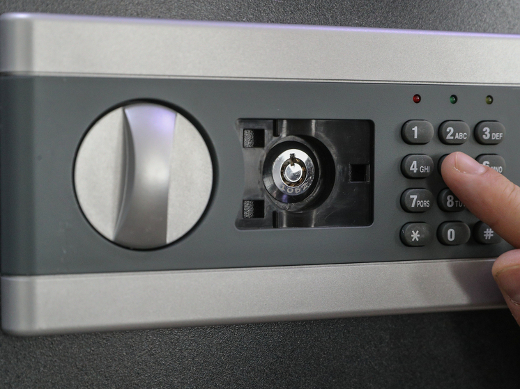 SCMP: в Китае школьники смогли взломать сейф с телефонами, применив меловую пыль