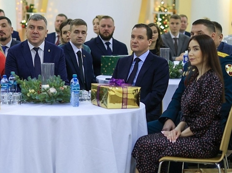 Перед Новым годом губернатор Архангельской области Александр Цыбульский совместно с участниками программы «Защитники
