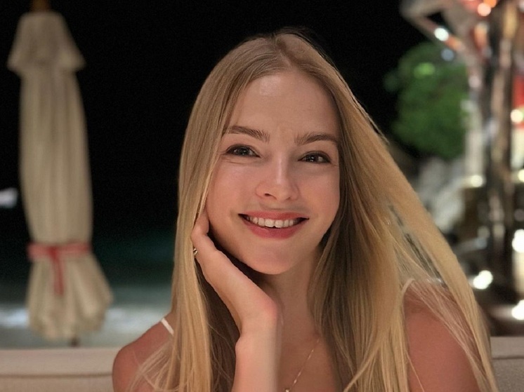 34-летняя российская прыгунья в длину Дарья Клишина поделилась фотографиями с французского горнолыжного курорта Валь-д’Изер. Спортсменка катается на лыжах в стильном белом костюме.