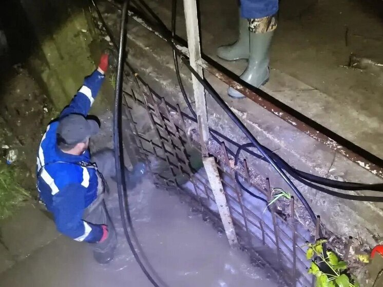 Во всех районах Сочи специалисты устраняют последствия сильных осадков