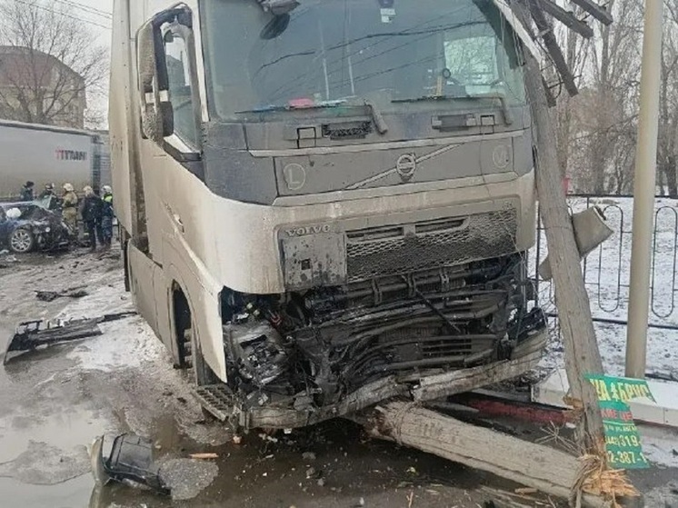 В Волгограде в массовом ДТП с фурой погибла пассажирка и пострадали 3 человека