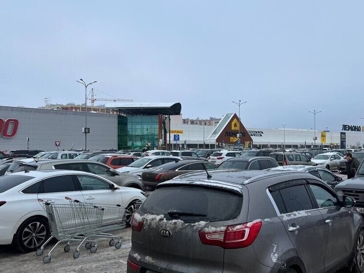 Ярославцы встали в пробки у торговых центров.