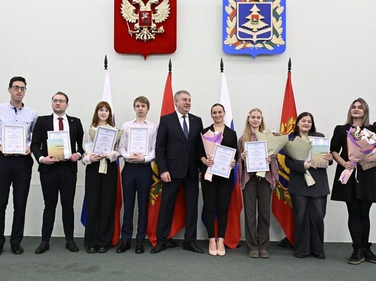 Губернатор Брянской области вручил талантливой молодежи именные стипендии