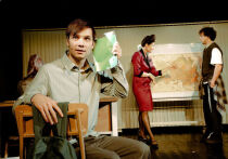 В театре «Практика» состоялась премьера поэтического стендапа «Гриша не свидетель» по одноименному рифмованному роману Насти Рябцевой в постановке Андрея Гордина