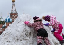 Современные родители всё чаще сталкиваются с дилеммой: как защитить ребёнка, не сделав его при этом уязвимым? Интуитивное стремление уберечь от неудач, стресса и разочарований понятно — но оно может привести к обратному эффекту: чем больше взрослые избавляют детей от трудностей, тем меньше у тех возможностей научиться справляться с ними самостоятельно
