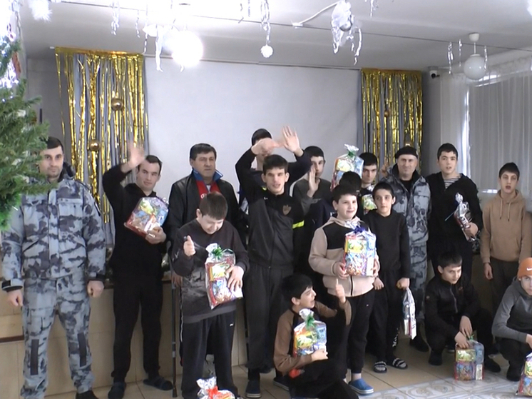 Росгвардейцы поздравили детей с ОВЗ с наступающим Новым годом в Дагестане