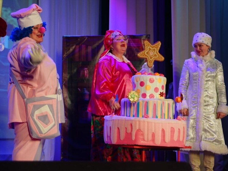 В Опочке для детей мобилизованных и многодетных семей провели праздничную ёлку