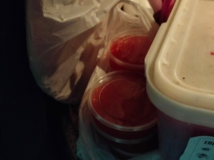 Перед Новым годом в Омск не пустили подозрительную красную икру