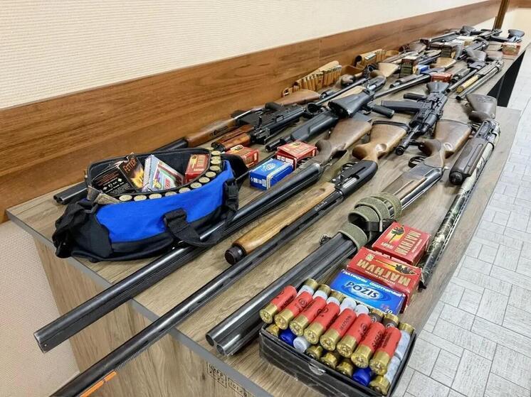 Астраханские росгвардейцы передали 35 единиц оружия в зону СВО